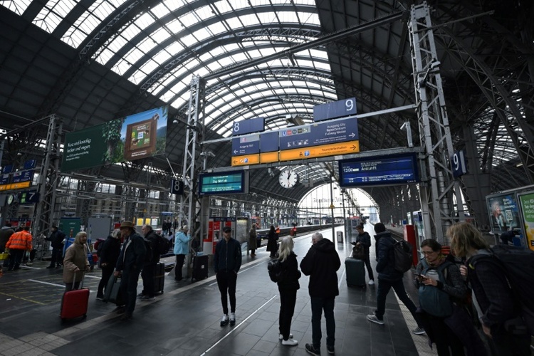 Bahn und GDL nehmen Verhandlungen wieder auf - zunächst keine weiteren Streiks