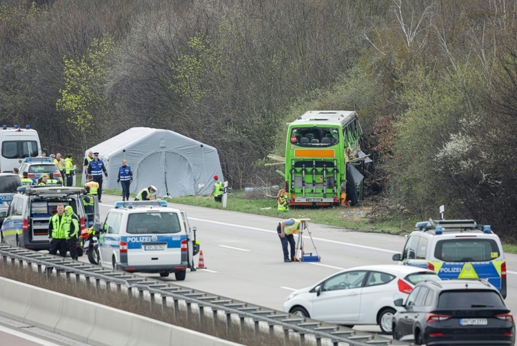 Fünf Tote und rund 20 Verletzte bei Busunglück auf Autobahn 9 bei Leipzig