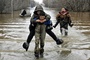 berschwemmungen in Russland: Zwei weitere Regionen rufen Notstand aus