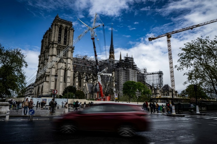 Pariser Kathedrale Notre-Dame bekommt zeitgenössische Fenster