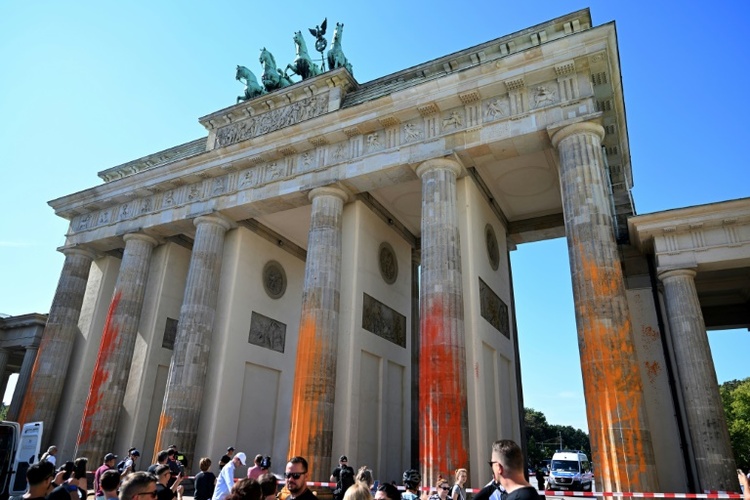 Farbattacke auf Brandenburger Tor: Bewährungsstrafen für drei Klimaaktivisten