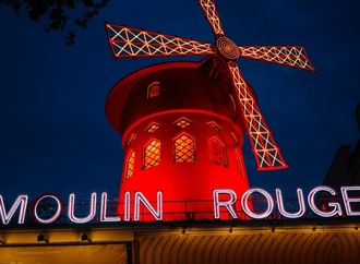 Windmhlenflgel am Pariser Wahrzeichen Moulin Rouge  abgestrzt