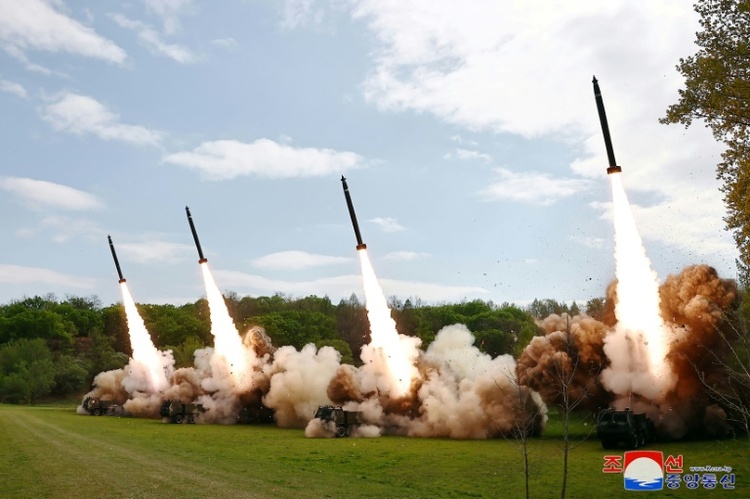 Staatsmedien: Nordkorea testet Mehrfachraketenwerfer