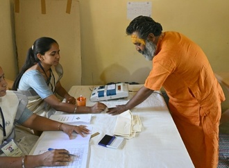Einsamer Mnch in Indien gibt Stimme in eigens eingerichtetem Wahllokal ab