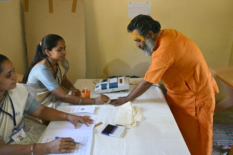 Einsamer Mönch in Indien gibt Stimme in eigens eingerichtetem Wahllokal ab