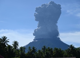 Hunderte Menschen rund um indonesischen Vulkan Ibu evakuiert