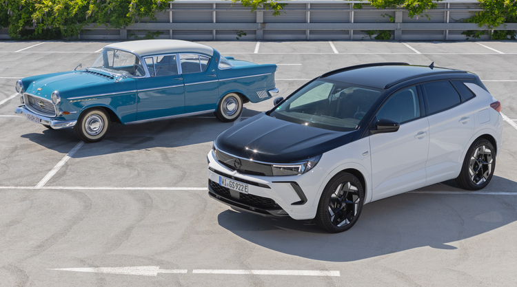 Opel zwischen Kapitän und Grandland in Schwetzingen