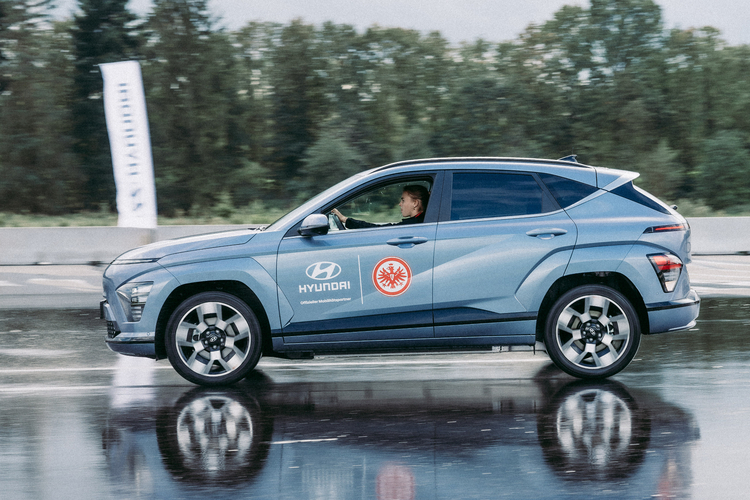 Eintracht-Frauen in Hyundai-Stromern