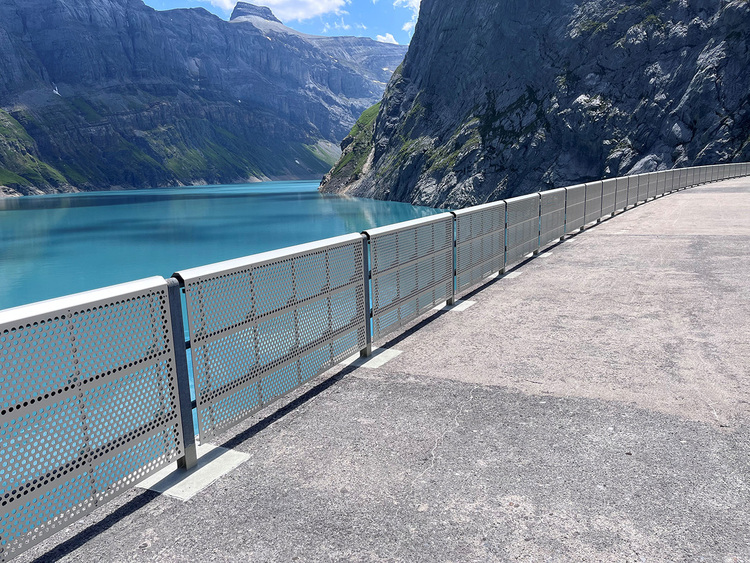 Alpine Sicherheit und Ästhetik mit Lochblechen