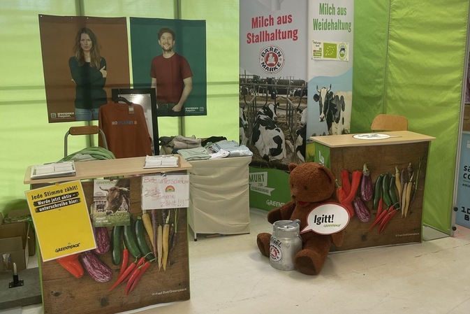 V-Partei³ kritisiert Greenpeace für Milchkampagne auf Veganmesse