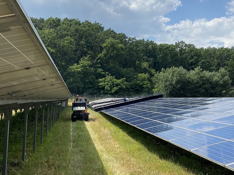 PV Solarreinigung GmbH setzt mit SunBrush® mobil TrackFlex neue Maßstäbe in der Solarparkreinigung