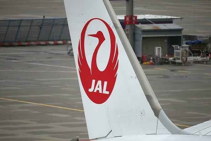 Unfall am Flughafen in Tokio - Passagierflugzeug steht in Flammen