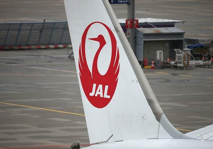 Unfall am Flughafen in Tokio - Passagierflugzeug steht in Flammen