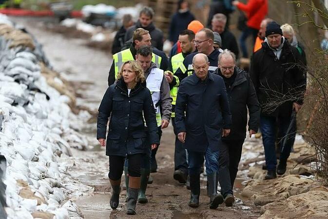 ''Niemanden alleine lassen'' - Scholz verspricht Hochwasser-Hilfe