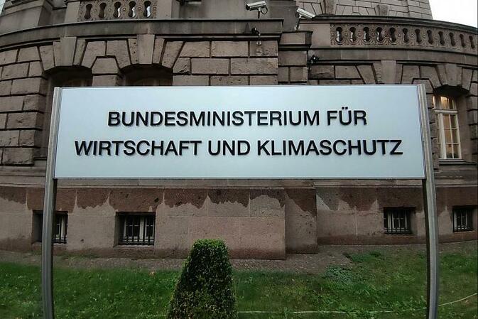 Bundesregierung will Wintershall-Verkauf ''sehr intensiv prüfen''