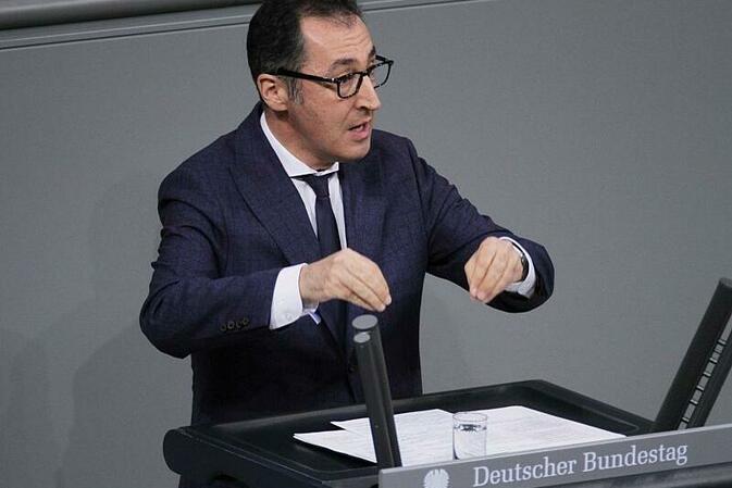 Özdemir verteidigt neues Tierschutzgesetz