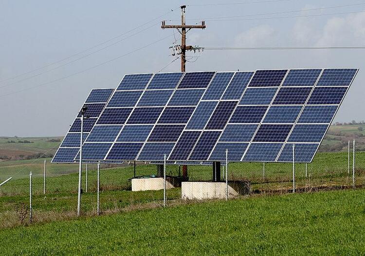 Energiekonzern RWE will Solaranlagen an Autobahnen bauen