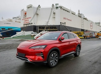 Erster für chinesische Autofirma BYD gebauter Frachter in Bremerhaven eingelaufen