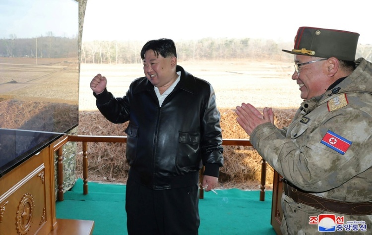 Nordkoreas Machthaber Kim beaufsichtigt Übungen mit 