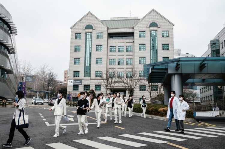 Südkorea schafft trotz Ärztestreiks gegen Reform neue Medizinstudienplätze