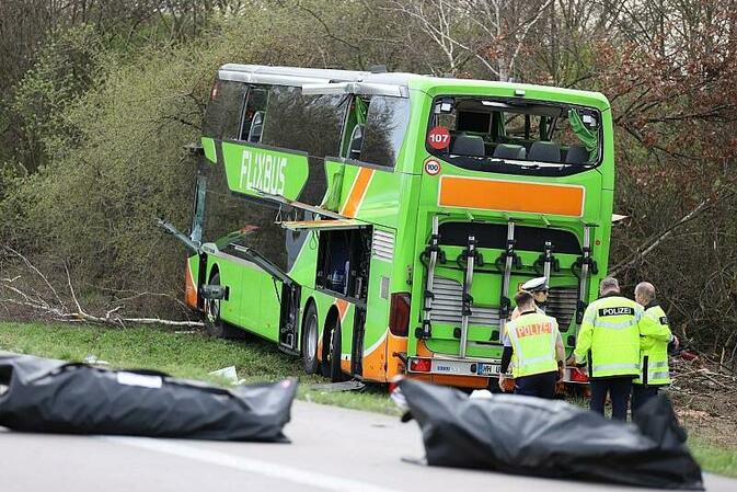 Doch nur 4 Tote nach Busunglück - Verdacht auf fahrlässige Tötung