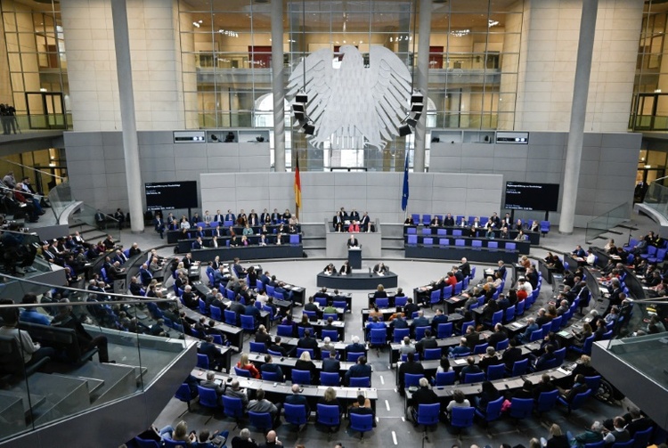 Bundestag berät über Bezahlkarte, Selbstbestimmungsgesetz und Namensrecht