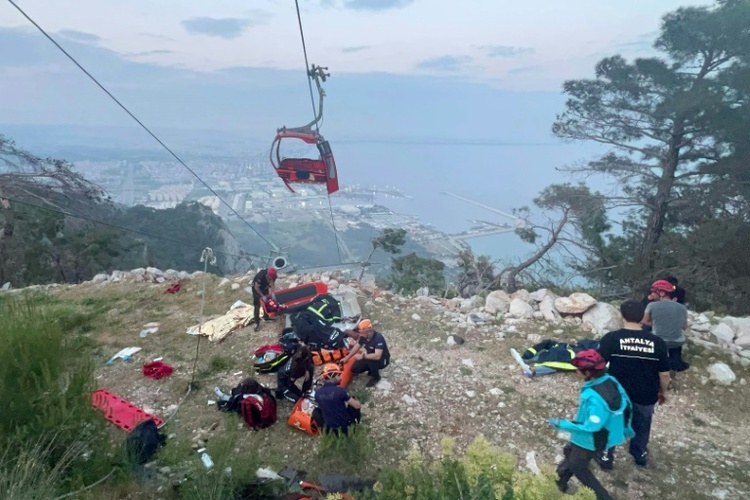 Dutzende Passagiere sitzen nach Unglück in Seilbahn in der Türkei fest