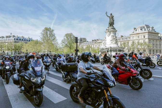 Tausende Motorradfahrer demonstrieren in Paris gegen neue TV-Pflicht