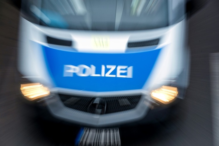 15-Jähriger flüchtet in Berlin mit Mietwagen vor Polizei - vier beschädigte Autos