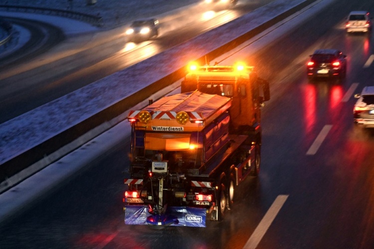 Heftiger Wintereinbruch sorgt für Straßensperrungen in Teilen Deutschlands