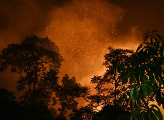 Feuerwehr in Nepal kmpft gegen Waldbrand nahe der Hauptstadt Kathmandu