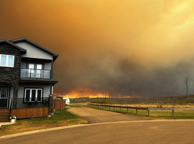 Waldbrand in Kanadas wichtigster Öl-Region: Tausende auf der Flucht