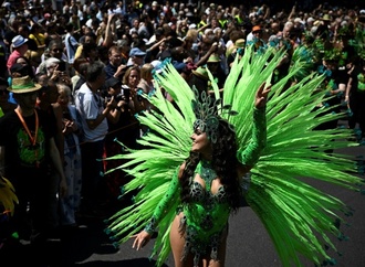Straenfest zu Karneval der Kulturen beginnt in Berliner Stadtteil Kreuzberg