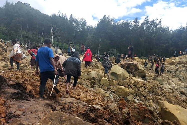 Retter suchen nach Erdrutsch in Papua-Neuguinea nach hunderten Verschütteten