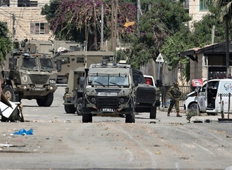 Israelische Soldaten binden verletzten Palstinenser an Militrfahrzeug fest
