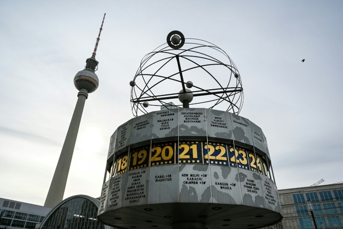 Klimaaktivisten wegen Farbe an Berliner Weltzeituhr zu Geldstrafen verurteilt