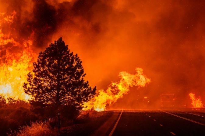 Tausende Menschen bei groem Waldbrand in Kalifornien evakuiert