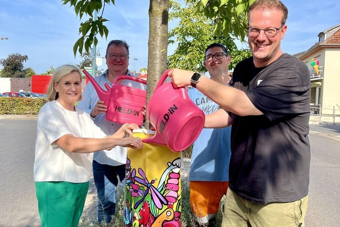 Street-Art-Baumbewässerungssäcke sorgen für mehr Nachhaltigkeit und Kunst auf  den Straßen Weezes