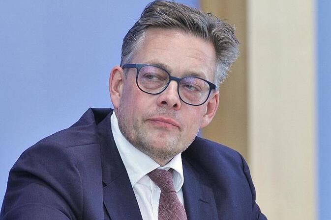 Von Notz verlangt nach Frachtflugzeug-Absturz zügige Aufklärung