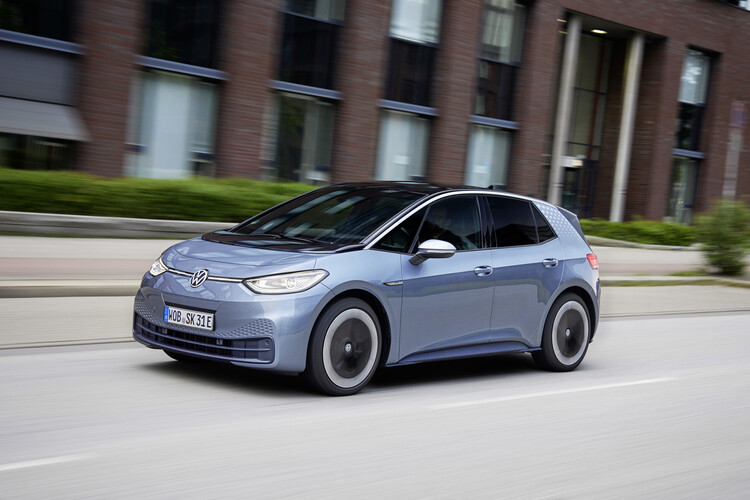 Umfrage unter E-Auto-Nutzern - Nur 1 Prozent will wieder Verbrenner