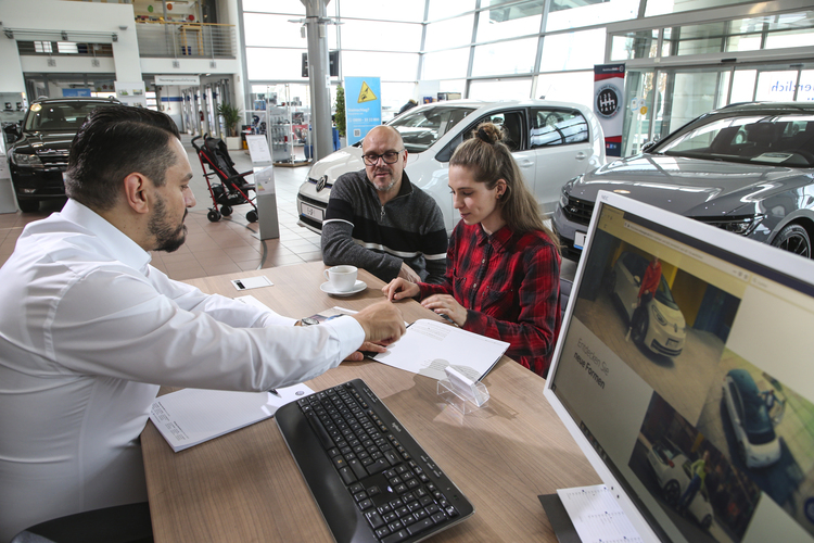 E-Auto-Preise  - Der Abstand zum Verbrenner schrumpft