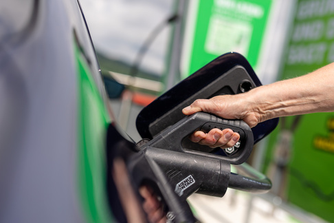 Lidl und Kaufland senken Fahrstrompreise  - HPC-Laden für 47 Cent