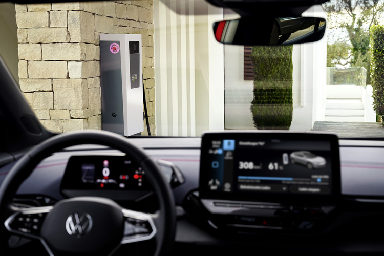 Bidirektionales Laden   - Jedes zweite E-Auto speist bald zurück  