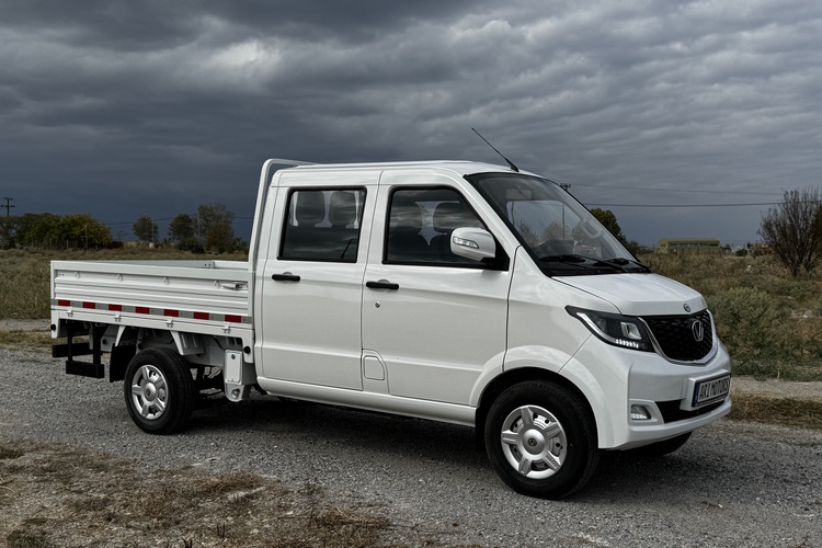 Ari 901 mit Doppelkabine - Leise und zu fünft zur Baustelle