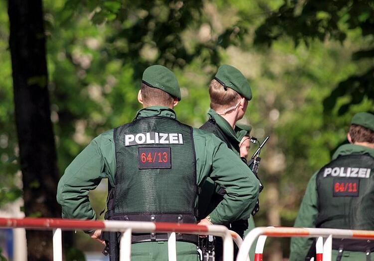 Auto fährt in Mannheim in Menschenmenge - Berichte über Tote