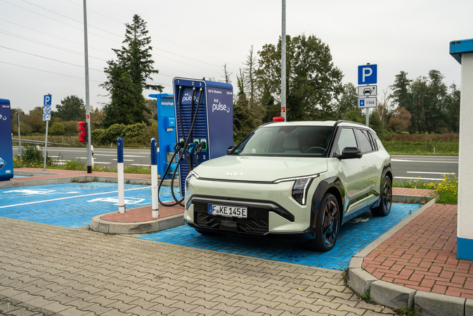 Umfrage zu E-Autos - Mehrheit der Deutschen lehnt E-Auto-Kauf noch ab