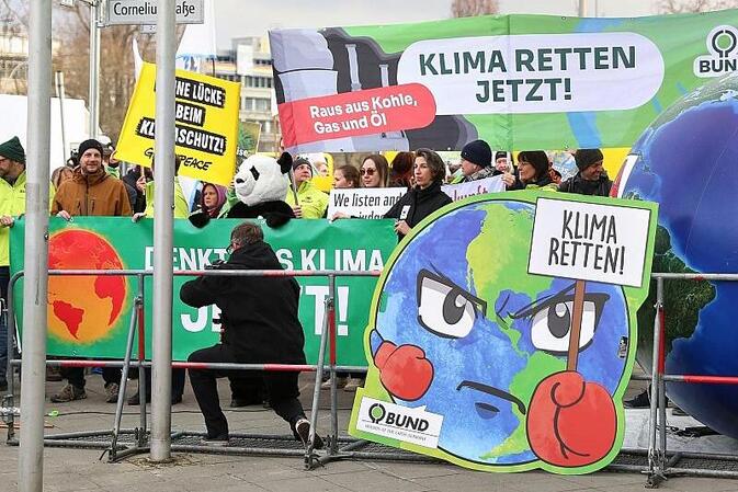Klimaschützer demonstrieren zum Start der Koalitionsverhandlungen