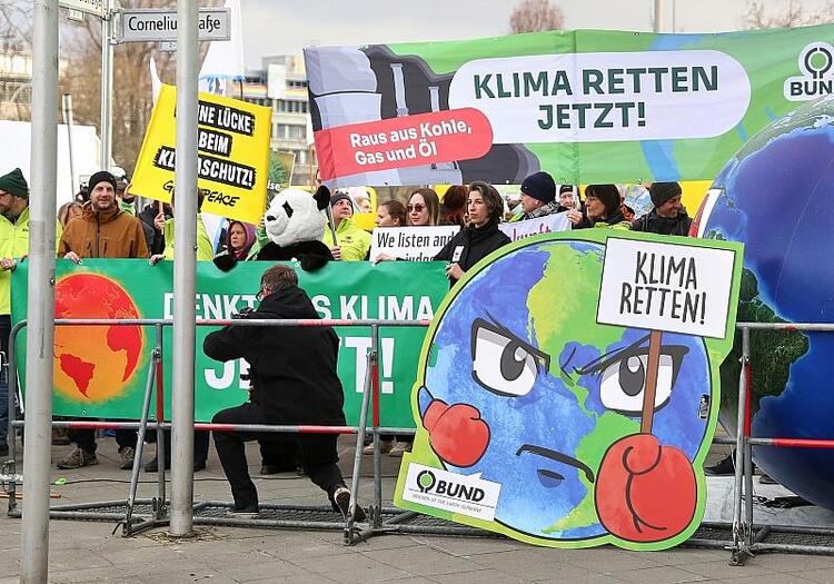 Klimaschützer demonstrieren zum Start der Koalitionsverhandlungen