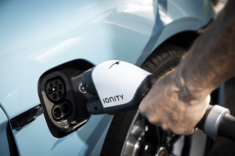 Internationale Energieagentur   - Stromverbrauch steigt – wegen E-Auto und Klimaanlagen  