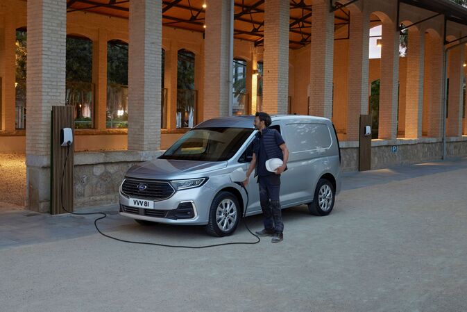 Ford-Transporter mit Plug-in-Antrieb  - Liefern mit Elektrokick  
